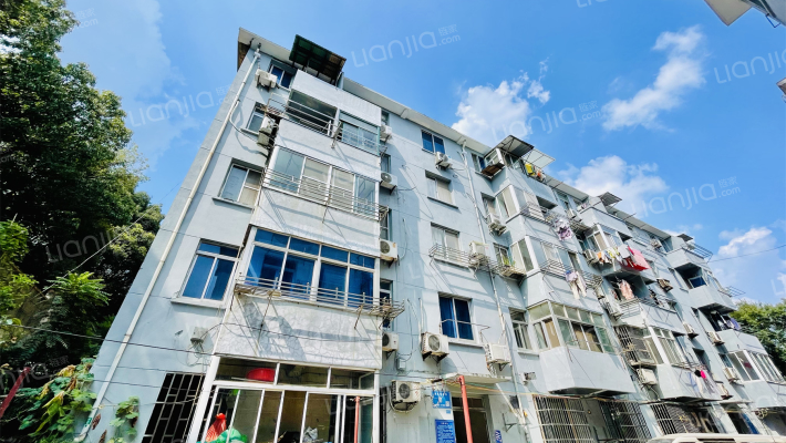 勘探家舍外景图