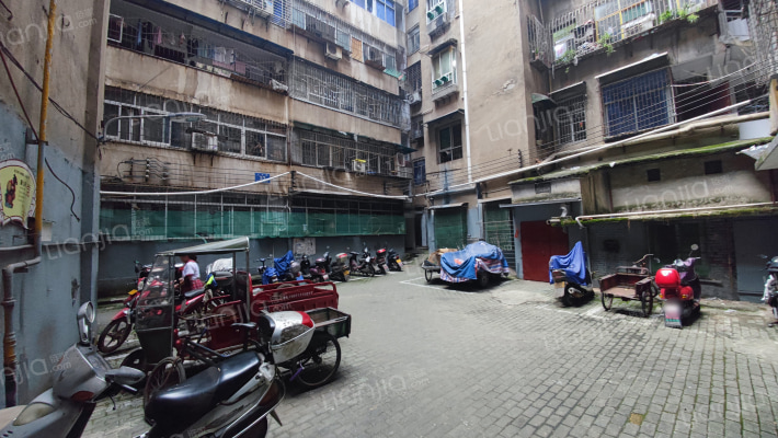 十字街33号外景图