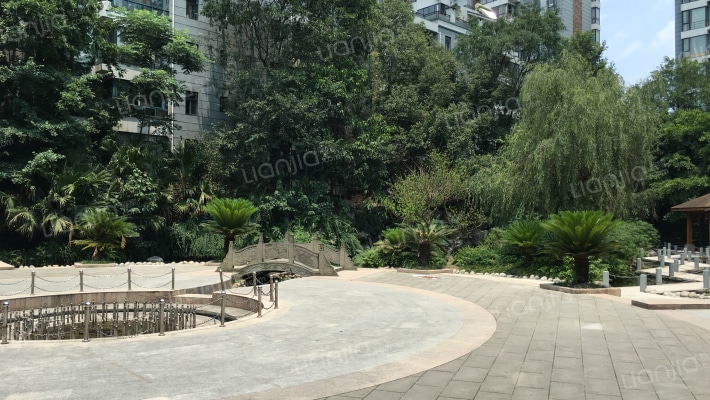 川大河畔外景图