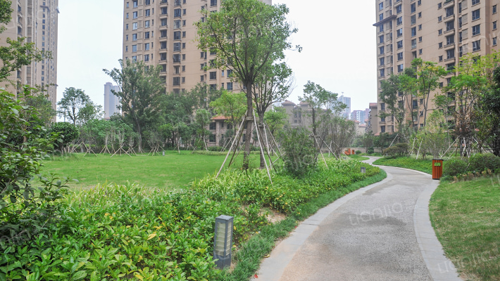 珠江郦城薰衣道外景图