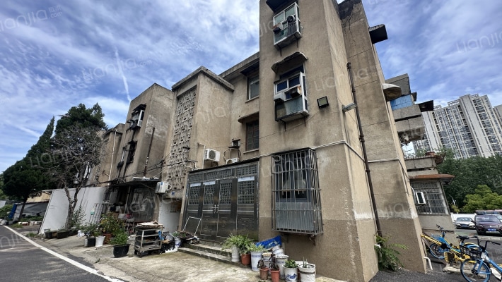 武汉轻工大学东区教工宿舍外景图