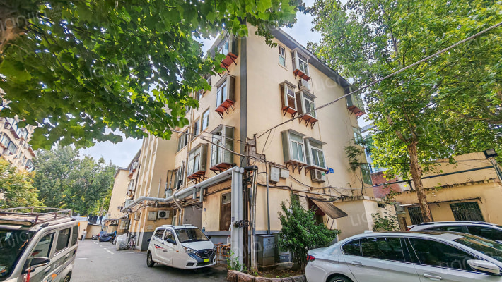 体育学院宿舍外景图