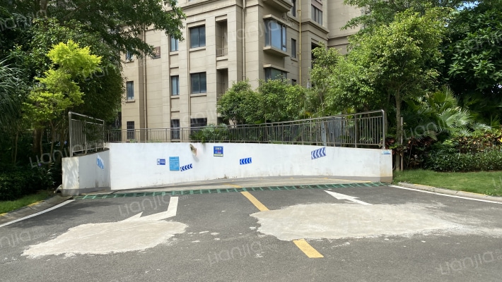 海南绿地城外景图