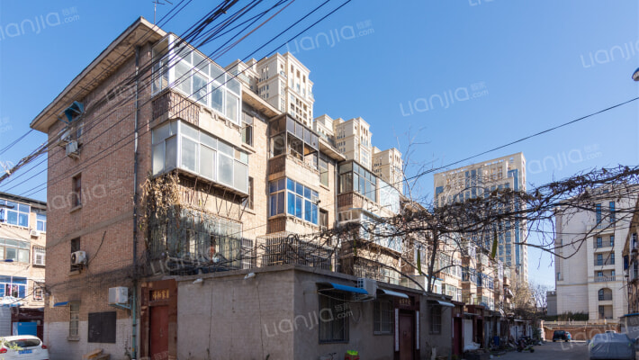 一毛家属院外景图