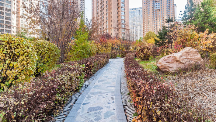 涧桥西畔外景图