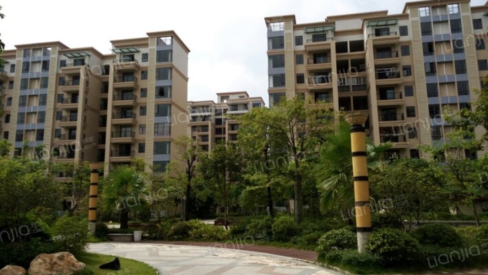 利泰花林湖畔外景图