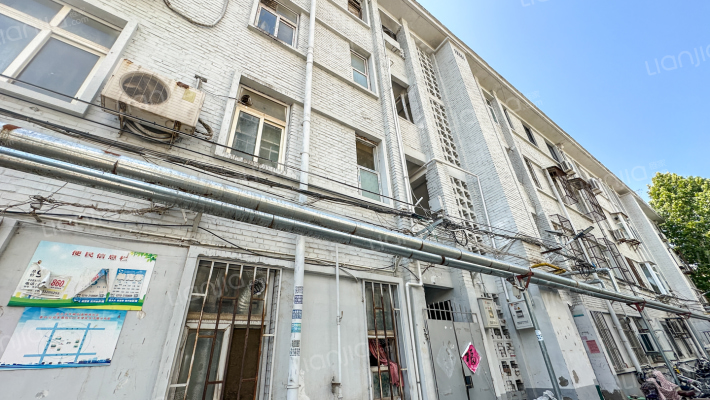 种蜂场家属院外景图