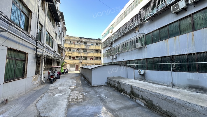 食品城小食品酒类市场外景图