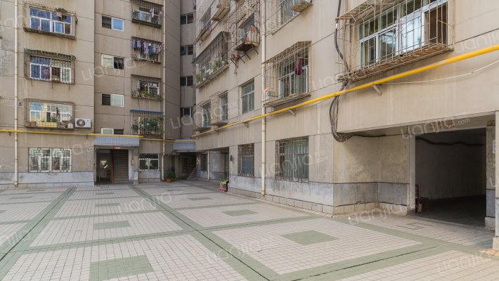 兰雅房地产开发公司家属院外景图