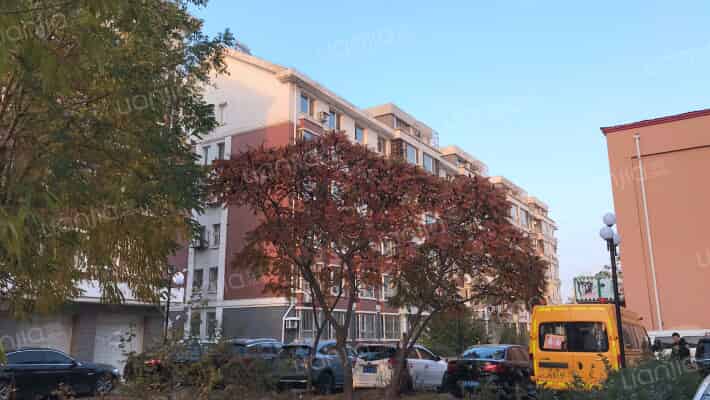 溪畔人家外景图