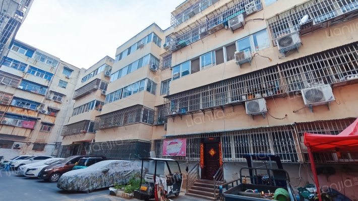 经贸委院外景图