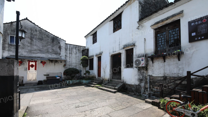 龙山后街外景图