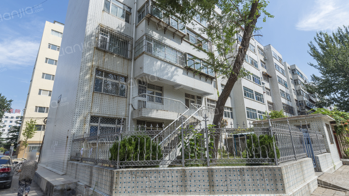 潍坊医学院宿舍楼外景图