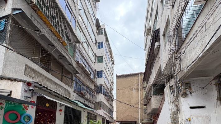 杂技团家属院外景图