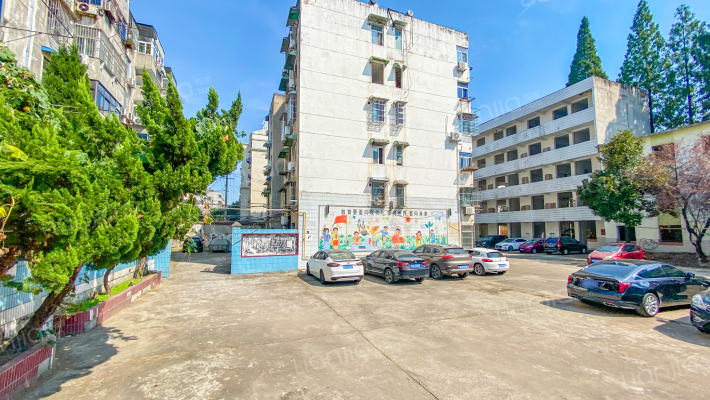 前进小学宿舍外景图