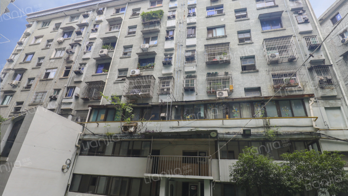 西书院社区健身楼院外景图