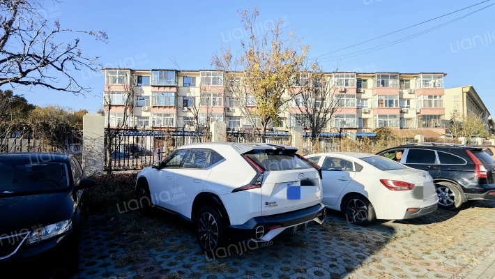 向英里小区外景图