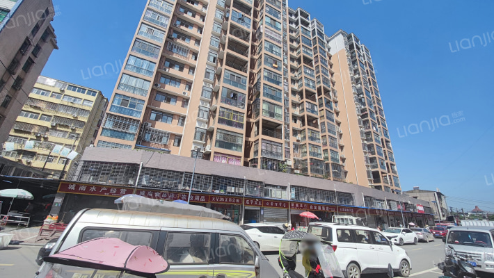 楼下菜场小区外景图