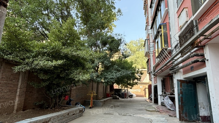 电力物资仓库家属院外景图