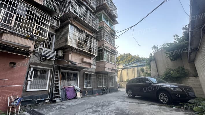 新港中路326号大院外景图