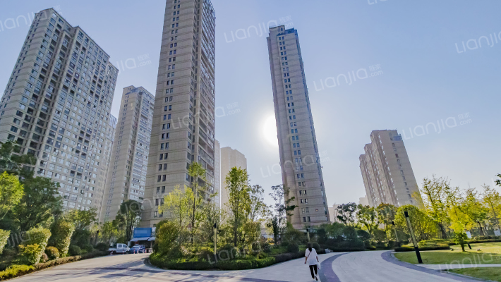 华鸿中心广场外景图