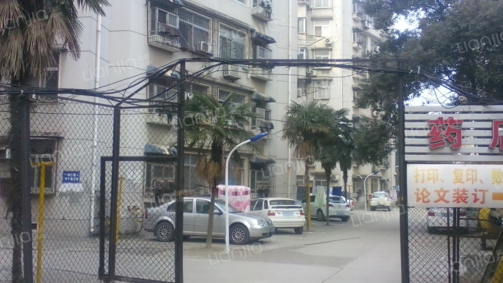 理工大鉴湖职工宿舍外景图