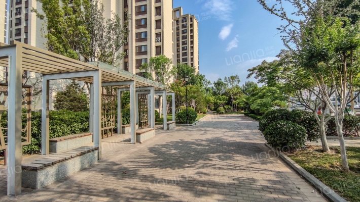 中梁云山和院外景图