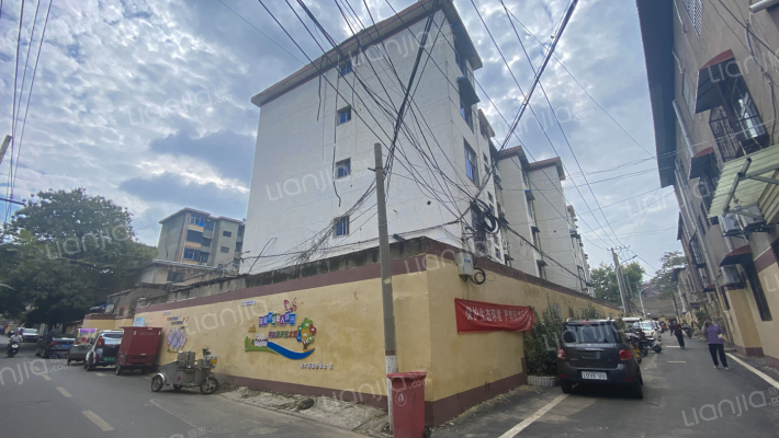 平定街小学宿舍楼外景图