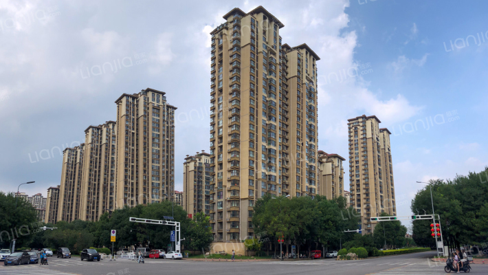 孔雀英国宫外景图