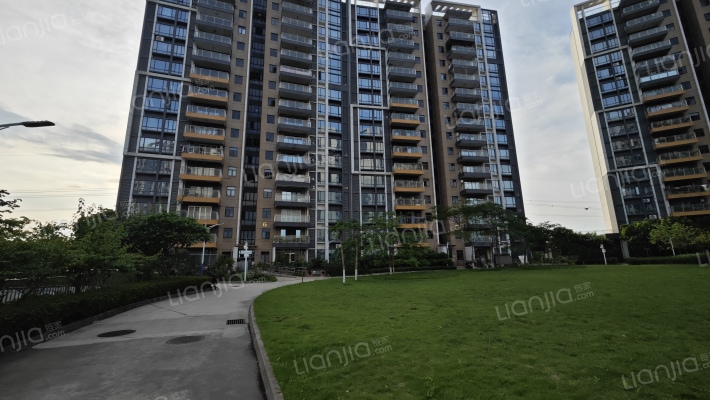 骏逸湖畔花苑外景图