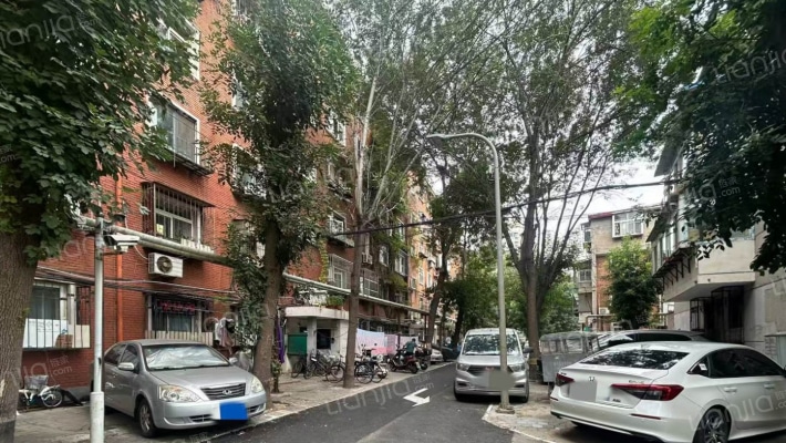 环湖南里外景图