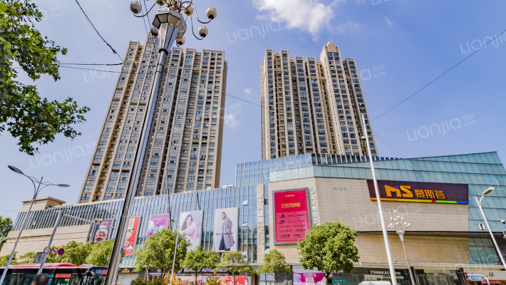 紫晶环球生活广场外景图