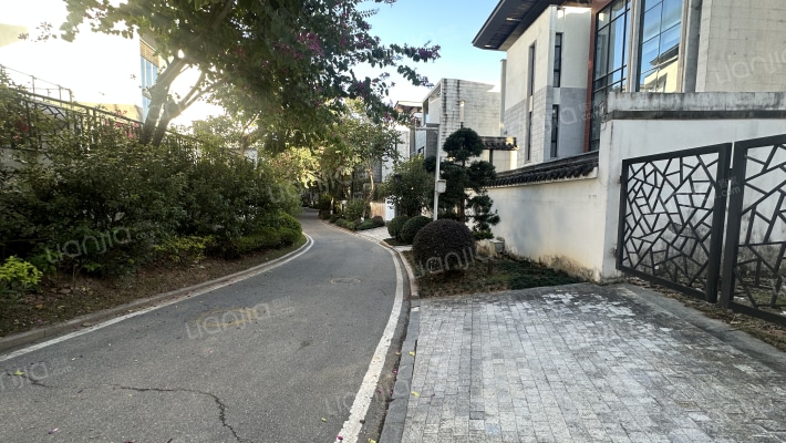 方圆明月山溪外景图