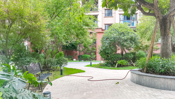 铺金载水一方外景图