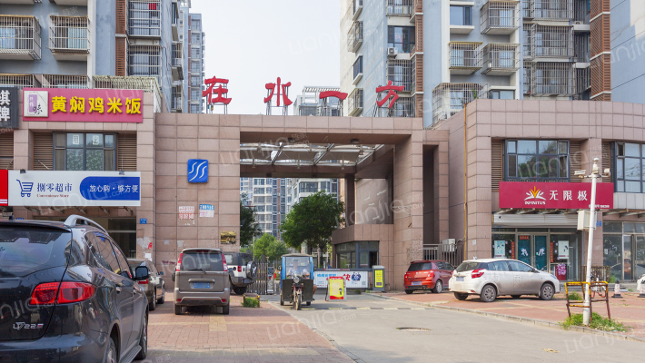 在水一方外景图