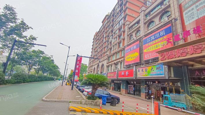 国际男装城外景图