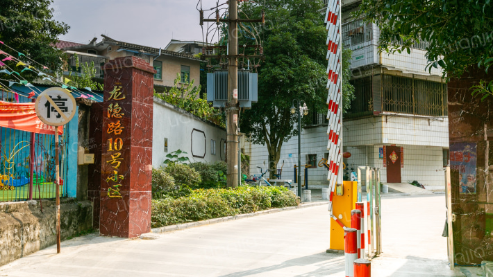 龙隐路10号小区外景图