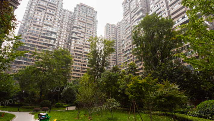 蜀郡又一城外景图