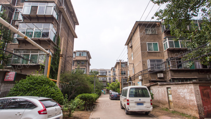 中心医院宿舍楼外景图