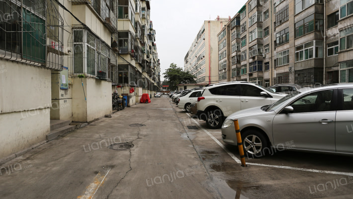 工程学院住宅小区外景图