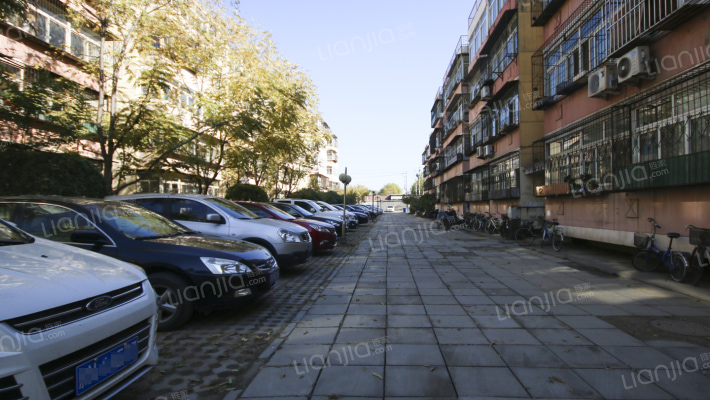 沙河展思门外景图