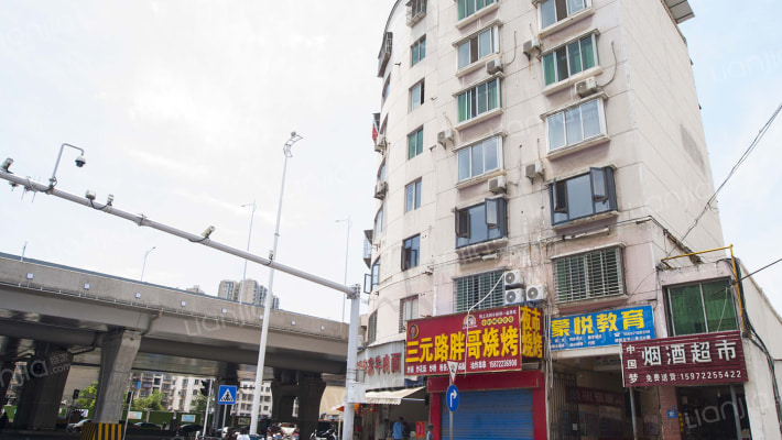 三元公寓外景图