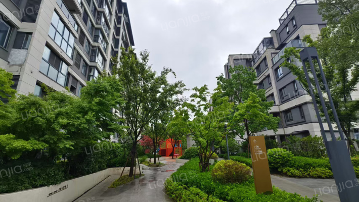 月印万川外景图