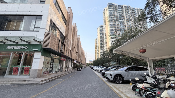 中天湖畔生活广场外景图