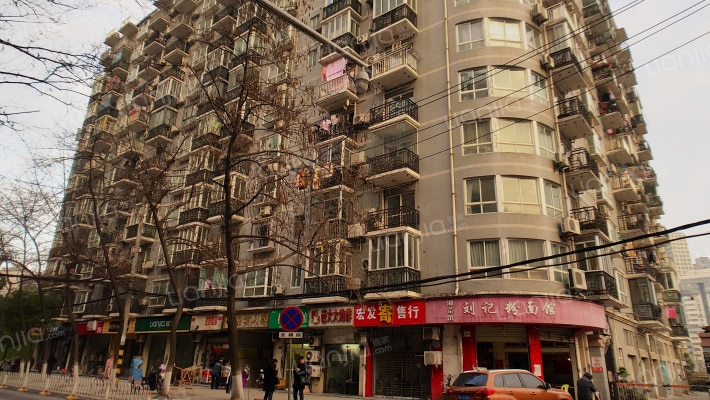 湖边坊人家外景图