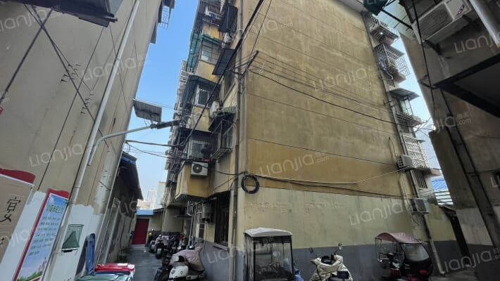 回收家属院外景图