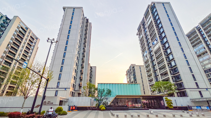 上湖云庐外景图