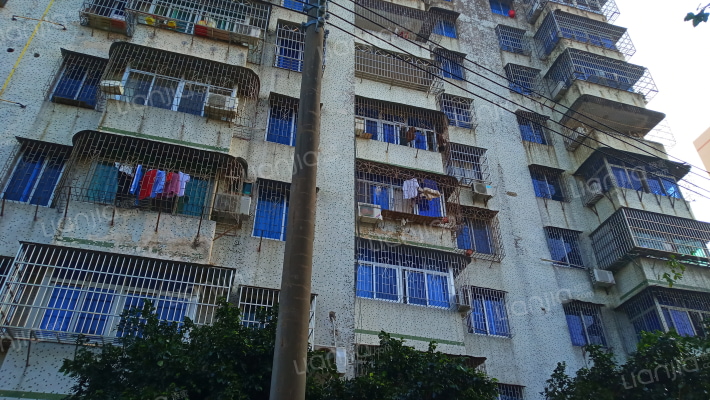 下贤教师村外景图