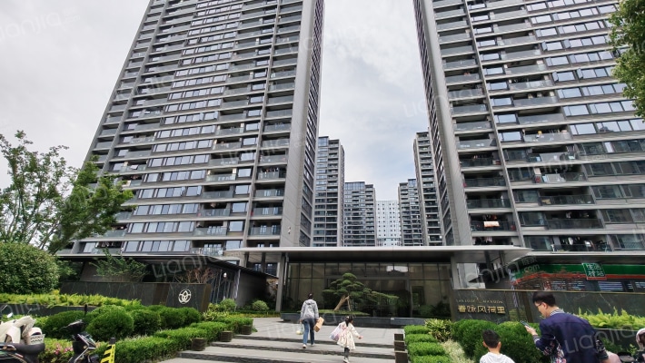 春咏风荷里外景图