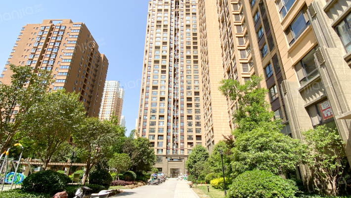 绿地与湖外景图